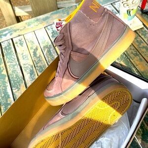 Nice size 13 suede skateboard shoes, gray exterior orange